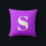 Neon violet initial Monogramme Coussin extérieur<br><div class="desc">Neon violet initial Monogrammé Coussin extérieur. Coussin extérieure décorative avec une seule initiale. Personnalisez rapidement et facilement.</div>