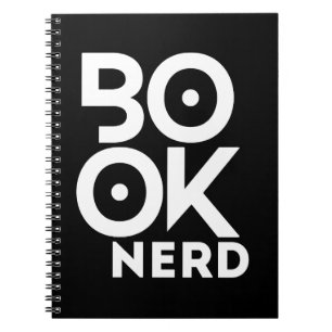 Nerd de livres lisant des livres de littérature