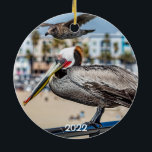 Newport Beach 2 côtés rond ornement en céramique<br><div class="desc">Magnifique plage de Newport en Californie du Sud avec la jetée Balboa. Cette décoration aux deux côtés est vibrante avec des vues différentes et fait un grand souvenir de vacances.</div>