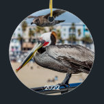 Newport Beach 2 côtés rond ornement en céramique<br><div class="desc">Magnifique plage de Newport en Californie du Sud avec la jetée Balboa. Cette décoration aux deux côtés est vibrante avec des vues différentes et fait un grand souvenir de vacances.</div>