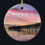 Newport Beach 2 côtés rond ornement en céramique<br><div class="desc">Belle plage de Newport en Californie du Sud avec la jetée Balboa d'un côté et le vieux bateau en bois Dory de l'autre.</div>