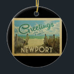 Newport Rhode Island Ornement Beach Vintage<br><div class="desc">Ce design de carte postale vintage de Greutings From Newport dispose d'une plage de sable avec une belle eau turquoise de l'océan et au-dessus de la mer,  un ciel bleu avec des nuages blancs lustrés. Dans un style de voyage vintage.</div>