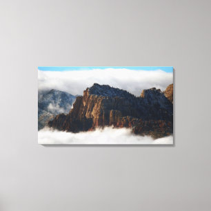 Niché dans les nuages imprimez sur la toile 33" x