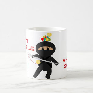 Ninja avec la tasse d'aiguille de couture