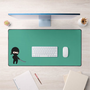 Ninja minuscule en colère sur vert foncé