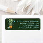 Noël ananas Étiquette de adresse de vie côtière<br><div class="desc">Étiquette de adresse de Noël à thème tropical avec ananas et ornements design. Autocollants vert foncé avec texte imprimé bleu clair. Quatre lignes de texte s'ajusteront. Une petite étoile de mer/étoile de mer marron orne l'ananas accroché à des ornements bleu aqua.</div>