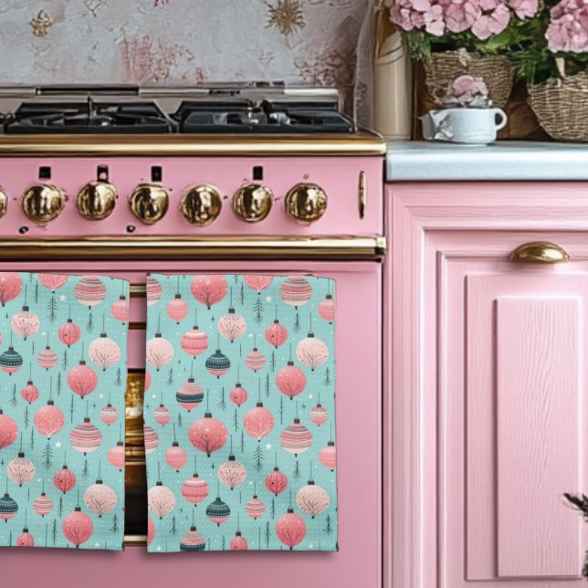 Noël bleu avec ornements rose Serviette de cuisine (Créateur téléchargé)