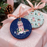 Noël Dans Nouveau Accueil Ville Mignonne & Pink Re<br><div class="desc">L'ornement parfait garde le saké pour les nouveaux couples, les jeunes mariés et les familles qui fêtent leur premier Noël dans leur nouvelle maison. Notre design de vacances vintage présente un paysage et un paysage de ville vintages et amusants. Chaque petit détail est capturé dans ce petit quartier pittoresque. Caractéristiques...</div>