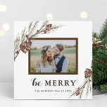 Noël Pine Branche Carte photo de vacances | CARRÉ<br><div class="desc">Ce design présente des cornes de pin aquarelle,  des branches de pin et des baies rouges avec un cadre rectangle. Pour une personnalisation plus avancée de cette conception,  veuillez cliquer sur le bouton "Personnaliser".</div>