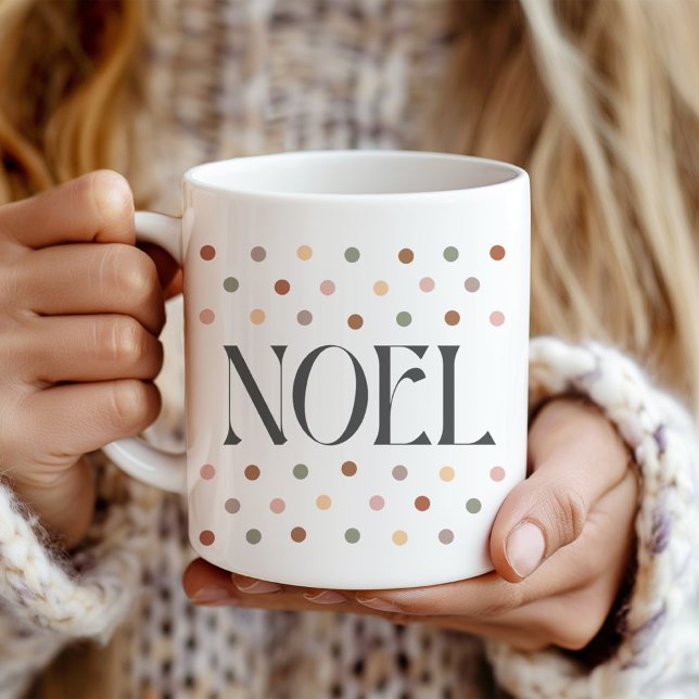 "NOEL" Retro Dotée de Mug cadeau de Noël ("NOEL" Retro Dotted Christmas Gift Mug in a girl's hands.)