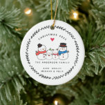 Noël Snowman Famille de quatre ornement en céramiq<br><div class="desc">Un ornement de Noël familial parfait avec une douce famille de bonhomme de neige avec une couronne dessinée à la main moderne et un petit coeur. Cadeau de conservation daté pour votre Noël familial.</div>