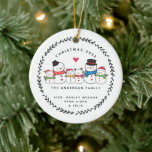 Noël Snowman Famille de six ornement en céramique<br><div class="desc">Un ornement de Noël familial parfait avec une douce famille de bonhomme de neige avec une couronne dessinée à la main moderne et un petit coeur. Cadeau de conservation daté pour votre Noël familial.</div>