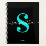 Noir blanc et bleu turquoise moderne Monogramme<br><div class="desc">Un monogramme dans une calligraphie moderne à la mode blanche jumelée à une police moderne turquoise et brillante. Augmentez ou diminuez la taille de police selon les besoins pour votre monogramme. Customisez la couleur noire noire arrière - plan minimaliste. Conservez le format de date de l'année scolaire ou changez-le pour...</div>