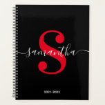 Noir blanc et rouge vif Monogramme de style modern<br><div class="desc">Un monogramme personnalisé dans une calligraphie moderne à la mode blanche associée à une police moderne élégante et rouge vif. Augmentez ou diminuez la taille de police selon les besoins pour votre monogramme. Customisez la couleur noire noire arrière - plan minimaliste. Conservez le format de date de l'année scolaire ou...</div>