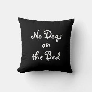 Noir et blanc "aucuns chiens coussin sur lit"