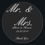 Noir et Blanc rond M. & Stickers Mme Wedding<br><div class="desc">Stickers Noir et Blanc Classique Simple Noir et Noir Rond Mariage Rond Stickers dit "M. & Mme." Ces autocollants de remerciement peuvent être customisés et personnalisés.</div>