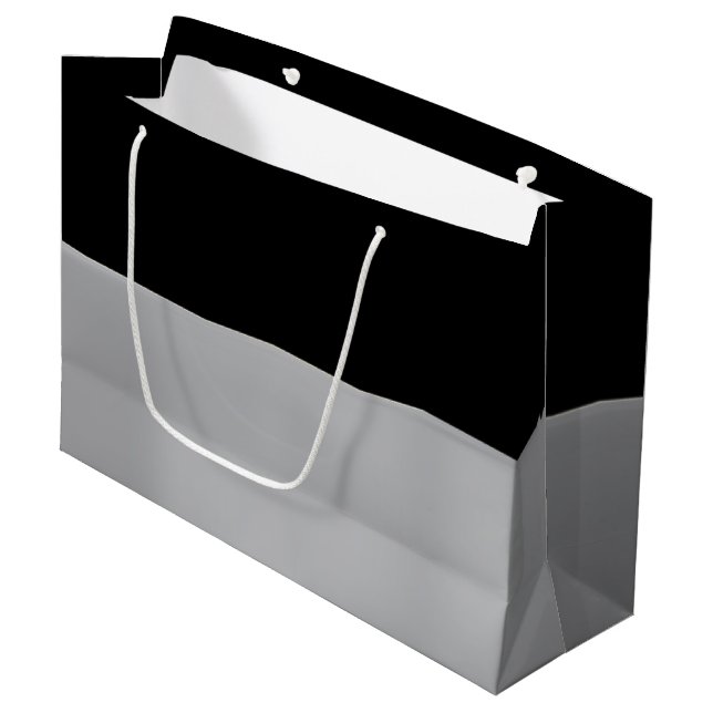 Noir et grand sac de cadeau d'argent (Devant Angle)