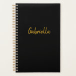 Noir et or personnalisé<br><div class="desc">Un planificateur noir et or personnalisé. Vous pourrez facilement personnaliser la couverture avant avec un nom en or. La couverture arrière est noire. Veuillez voir toutes les photos. Ce planificateur personnalisé lui ferait aussi un cadeau unique.</div>