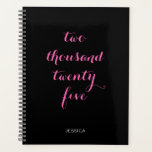 Noir Hot Rose 2025 Deux Mille Vingt-Cinq<br><div class="desc">Texte personnalisé minimaliste noir et rose chaud. La typographie peut être changée pour lire une année autre que "deux mille vingt cinq". Mettez-le à jour ou customisez-le pour une autre année ou une autre fin. Son nom est dans un style de police moderne tout casquette. Customisez les couleurs en noir...</div>