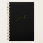 Noir moderne minimaliste & Luxe Gold Calligraphie<br><div class="desc">L'éditeur de nom de script moderne en or noir et élégant est luxueux et chic. Ce magnifique planificateur de nom de calligraphie dorée est parfait pour ceux qui apprécient les choses les plus fines dans la vie. Si vous recherchez un planificateur à la fois élégant et luxueux, c'est celui qui...</div>