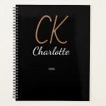 Noir or monogramme initiales nom 2025 planificateu<br><div class="desc">Planifiez votre année avec style avec le "Black Gold Monogram 2025 Planner". Doté d'un luxueux design noir et or, ce planificateur est aussi pratique qu'élégant. Le détail monogramme personnalisable ajoute une touche personnelle, ce qui le rend parfait pour rester organisé tout en présentant votre style unique. Ce planificateur comprend des...</div>