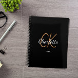 Noir or monogramme initiales nom minimaliste 2023<br><div class="desc">Arrière - plan noir,  texte doré et blanc. Personnalisez et ajoutez votre nom,  vos initiales monographiques et votre année. (n'importe quelle année) lettres d'or et de blanc. Le nom est écrit avec un script de style écrit à la main.</div>