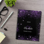 Noir pourpre parties scintillant acellulaire monog<br><div class="desc">Arrière - plan noir,  texte blanc et violet. Décoré avec de la poussière de parties scintillant en faux violet. Personnalisez et ajoutez votre prénom,  vos initiales monographiques,  votre nom complet et votre année.</div>