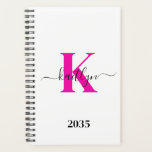 Noir rose chaud Nom initial Planificateur monograp<br><div class="desc">Ce simple, élégant et blanc 5, 5 x 8, 5 soft planner avec votre prénom dans une police de script tendance en noir tapé sur votre première initiale dans une police casquette moderne en rose chaud est parfait pour vous. C'est design, tendance et pourtant très classique. Il facilitera la tenue...</div>