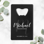 Noir Script moderne Groomsmen personnalisé<br><div class="desc">Ajoutez une touche personnelle à votre mariage grâce à l'ouvre-bouteille personnalisé des groomsmen carte de crédit. Ce ouvre-bouteille contient le nom des groomsmen personnalisés en blanc, style de police de script moderne et monogramme en gris clair, style de police de script moderne comme arrière - plan avec titre et date...</div>