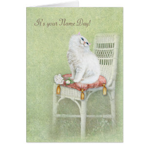Nom chat blanc de jour et roses sur coussin