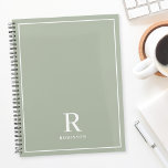 Nom de famille de la taille neutre moderne<br><div class="desc">Carnet de planificateur sur mesure avec monogramme de nom de famille moderne classique sur arrière - plan de couleur terreux neutre.</div>