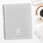 Nom de famille moderne en gris neutre<br><div class="desc">Carnet de planificateur sur mesure avec monogramme de nom de famille moderne classique sur arrière - plan de couleur terreux neutre.</div>
