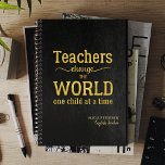 Nom de l'enseignant Citation or Cuir noir Élégant<br><div class="desc">Planner en cuir avec professeur de typographie feuille d'or "Les enseignants changent le monde un élève à la fois",  nom et titre personnalisés                         Il peut faire un cadeau de gardien réfléchi pour express votre gratitude et appréciation et dire merci à votre meilleur professeur!</div>