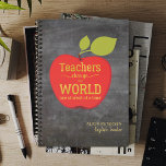 Nom de l'enseignant Gold Script Red Apple Blackboa<br><div class="desc">Élégant planificateur élégant avec professeur de typographie feuille d'or cite "Les enseignants changent le monde un élève à la fois",  dans une grande pomme rouge,  nom et titre personnalisés                    Il peut faire un cadeau de conservation réfléchi pour express votre gratitude et appréciation et dire merci à votre meilleur enseignant!</div>