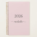 Nom de monogramme rose poussiéreux minimaliste écr<br><div class="desc">Agenda personnalisé 2023 ou de n'importe quelle année avec un design Féminin, Élégant, Minimaliste, Simple et Rose Pâle avec Monogramme, Nom ou Signature Personnalisée. Ce design présente votre prénom dans une jolie typographie (ou calligraphie) avec un style à queue en arabesque sur un fond rose poudré ou rose pastel clair....</div>
