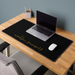 Nom De Script Or Moderne Sur Black Desk Mat<br><div class="desc">Personnalisez ce tapis de bureau noir moderne avec votre nom dans un script doré moderne. Un cadeau parfait pour un élève. Type de script de style manuscrit assez fluide.</div>