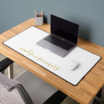 Nom De Script Or Moderne Sur White Desk Mat<br><div class="desc">Personnalisez ce tapis de bureau blanc moderne avec votre nom dans un script doré moderne. Un cadeau parfait pour un élève. Type de script de style manuscrit assez fluide.</div>