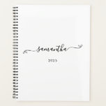 Nom de signature à joli nœud<br><div class="desc">Créez votre propre agenda personnalisé ou monogramme pour elle. La police est un script de calligraphie manuscrit moderne avec un petit nœud coquette swash. Personnalisez la taille selon vos besoins. Changez les couleurs de la police noire et de l'ombre portée noire. Changez la couleur de fond ou les couleurs de...</div>