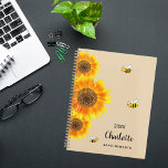 Nom des abeilles beiges jaunes des tournesols<br><div class="desc">Séjournez organisé en style avec notre Tournesol Personnalisé et notre Plannière Spirale d'Abeille, avec un design charmant inspiré par la beauté de la nature. Parfait pour planifier vos journées avec une touche de fantaisie, ce planificateur allie fonctionnalité et esthétique. Arrière - plan beige chaleureux : Le cadre beige doux offre...</div>