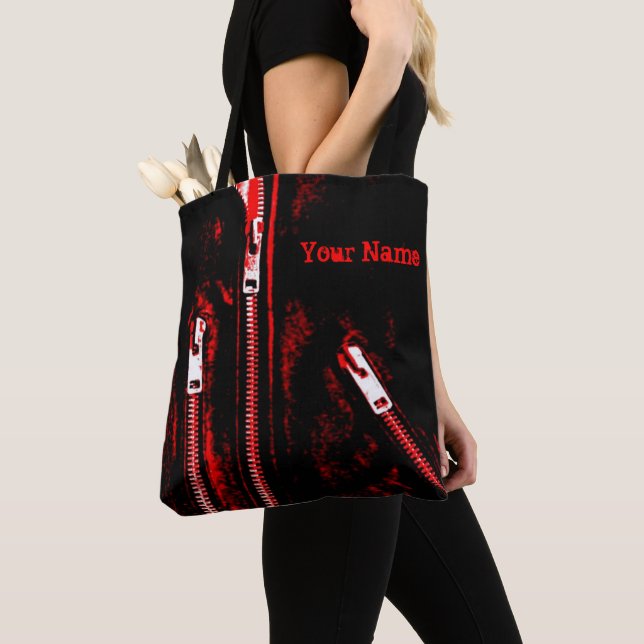 Nom d'impression rouge Zips sur tout le sac fourre (De près)