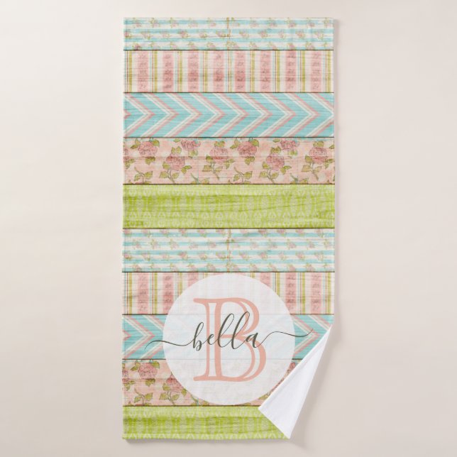 Nom du monogramme Roses de Shabby sur le chalet ru (Serviette de bain)