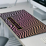 Nom du Motif Abstrait Wavy rose et noir<br><div class="desc">Apportez une touche de sophistication à votre espace de travail avec cet élégant tapis de bureau motif abstrait, avec des couleurs rose pâle et motif ondulé. Il comprend également de l'espace pour votre nom ou marque dans un rectangle noir et or. Vous pouvez déplacer le nom dans n'importe quelle position...</div>