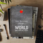 Nom du professeur de tableau noir citation de pomm<br><div class="desc">Un script de typographie blanche cite "Votre professeur change le monde un enfant à la fois" sur un arrière - plan de tableau noir gris foncé et une petite pomme rouge. Personnalisez ce planificateur avec le nom de votre meilleur professeur et faites-en un cadeau de conservation réfléchi pour express votre...</div>