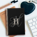Nom élégant avec Calligraphie Monogramme Noir<br><div class="desc">Design et beau, ce monogramme affiche l'initiale de votre prénom dans une police serif simple et une police calligraphie élégante dans l'arrière - plan. Votre nom est affiché sous votre monogramme initial dans cette conception personnalisée de typographie unique. Les trois éléments se fondent dans une harmonie sophistiquée et créent votre...</div>