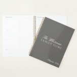 Nom élégant Famille Accueil Grey 2025<br><div class="desc">Nom élégant Famille Accueil Grey 2025 Planificateur. Personnalisez avec votre propre texte, polices et couleurs. Nous vous invitations à visiter notre boutique Zazzle, Life on Memory Lane, pour voir notre gamme croissante de cadeaux pour toutes les occasions, papeterie personnalisée, décoration de maison, fournitures de fête, emballage cadeau, emballage d'affaires et...</div>