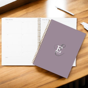 Nom élégant unique et typographie de monogramme vi