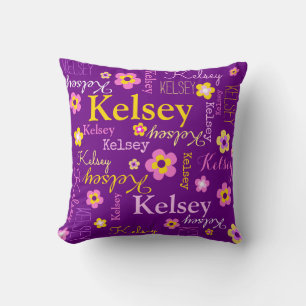 Nom et coussin jaune rose pourpre des textes de
