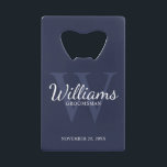Nom et monogramme des producteurs de scripts perso<br><div class="desc">Ajoutez une touche personnelle à votre mariage grâce à l'ouvre-bouteille personnalisé des groomsmen carte de crédit. Ce ouvre-bouteille contient le nom du marionnettiste personnalisé en style de police de script classique blanc avec des détails mariages en style de police de serif classique blanc et monogramme en style de police de...</div>