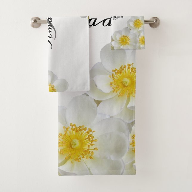 Nom Floral Monogramme Blanc Argent Élégant Moderne (En situation)