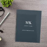 Nom gris de charbon monogramme 2026<br><div class="desc">Une couleur arrière - plan gris fusain,  texte blanc. Personnalisez et ajoutez votre prénom,  vos initiales monographiques et votre nom complet,  une année de titre 2026 (ou toute année).</div>